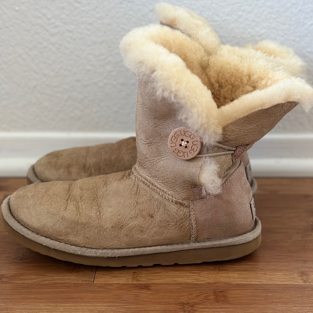 UGG boots buttoned in beige/cream size 6